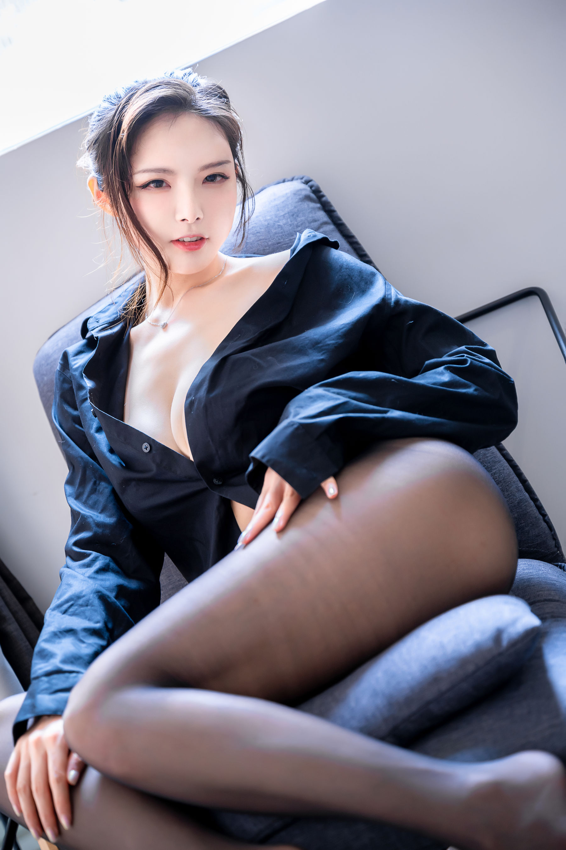 秋和柯基(夏小秋秋秋)–黑色衬衫插图6